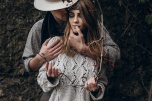 man en vrouw in het bos